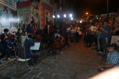 La Orquesta Sinfónica Juvenil de Guayas se presentó en el barrio Las Peñas durante las actividades por las fiestas julianas.
