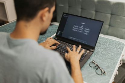 Interfaz del nuevo navegador Atlas. El usuario interactúa con ChatGPT en tiempo real para obtener análisis y resúmenes del contenido consultado.