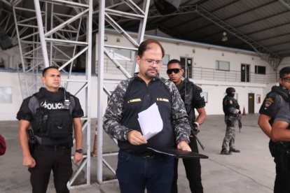 Según indicó  el ministro del Interior, John Reimberg, en los allanamientos se hallaron matrículas, documentos falsos y celulares.