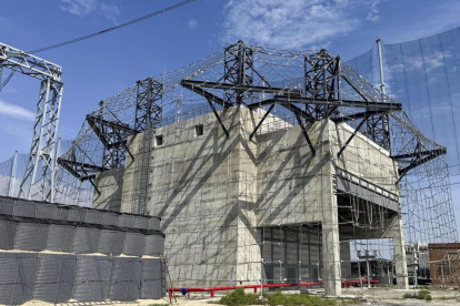 Fotografía de estructuras de protección física erigidas alrededor de elementos clave de la red eléctrica de Ucrania, diseñadas para protegerlos contra ataques de drones rusos.