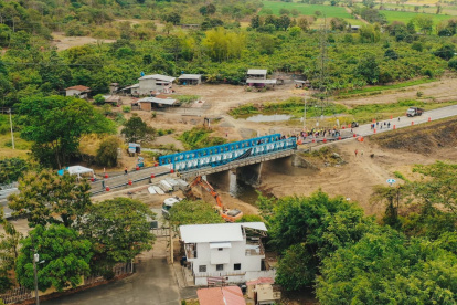 El puente fue afectado por un explosivo.