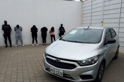 Tres mujeres y un hombre fueron detenidos junto a indicios como un automóvil, celulares y otros objetos.