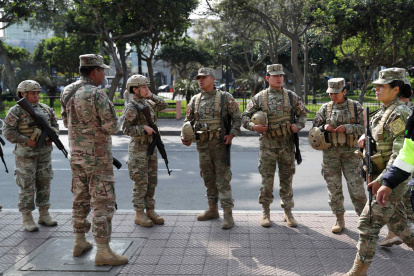 Militares patrullan las calles este miércoles, 22 de octubre de 2025, en Lima (Perú).