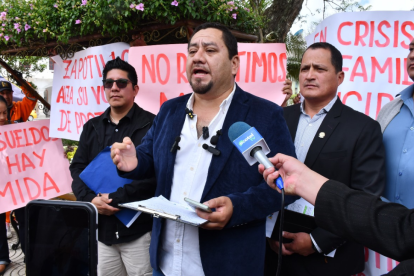 Germán Atocha Hidalgo, presidente de la Asociación de Empleados del Municipio de Zapotillo, denuncia los cuatro meses de atraso en el pago de sueldos y exige al Gobierno Nacional soluciones inmediatas.