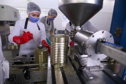 Fotografía del 7 de agosto de 2025 de un grupo de personas trabajando en una fábrica en Buenos Aires (Argentina).