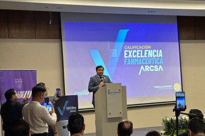 El ministro Jimmy Martín durante el evento de Arcsa sobre la certificación y calidad de medicamentos
