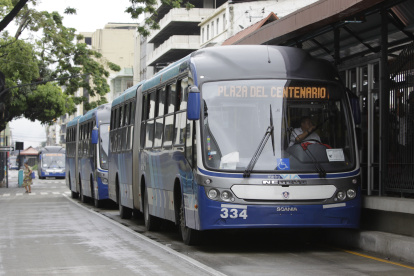 Un bus del sistema de transporte masivo Metrovía está involucrado en el atropellamiento de un hombre, quien falleció, en el centro de Guayaquil.