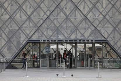 Largas filas de visitantes esperaron la reapertura del Museo del Louvre el miércoles, a pesar de que la Galería de Apolo permanece cerrada tras el robo de joyas.