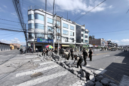 Un grupo de policías limpian la vías del norte de Pichincha e Imbabura, tras la finalización del paro indígena que duró 31 días.