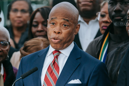 Fotografía de archivo del alcalde de la ciudad de Nueva York, Eric Adams (c), durante un acto público, en Manhattan (NY, EE.UU.).