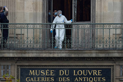 La Fiscalía de París estima en 88 millones de euros el valor de mercado de las ocho joyas imperiales robadas de la Galería de Apolo en el Louvre.