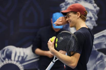 El tenista italiano, Jannik Sinner, se retiró de la Copa Davis en medio de criticas por su decisión.