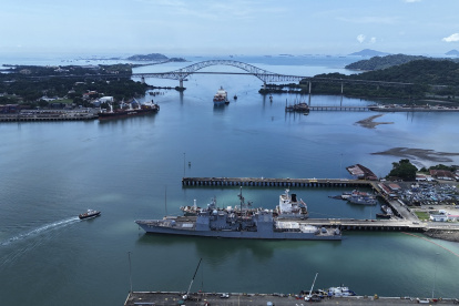 El buque de guerra de la Armada de los EE. UU. USS Lake Erie (CG 70) atraca en el Puerto de Balboa en la Ciudad de Panamá el 29 de agosto de 2025.