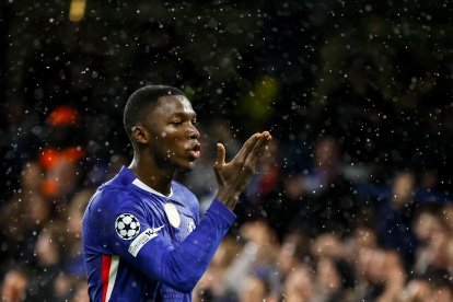 Moises Caicedo del Chelsea en el festejo de su primer gol en la Champions.