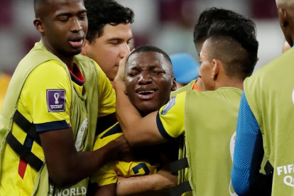 El seleccionado ecuatoriano Moisés Caicedo (c) llora la eliminación en el Mundial de Catar 2022 ante Senegal