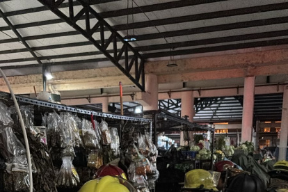 Bomberos atienden la emergencia en el Mercado Central.