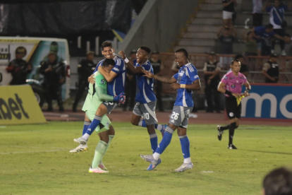 Los jugadores de Emelec felicitan al portero Pedro Ortiz, quien fue figura en la clasificación a las semifinales de la Copa Ecuador.