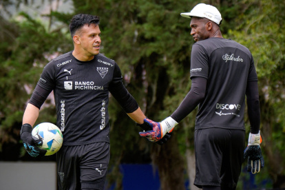 Alexander Domínguez (d) tomará el lugar del lesionado Gonzalo Valle (i).