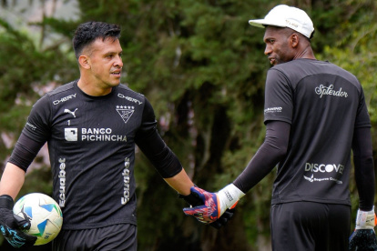 Alexander Domínguez (d) tomará el lugar del lesionado Gonzalo Valle (i).