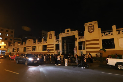 Vendedores y guardias trabajaron para apagar el fuego antes de la llegada de bomberos.