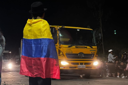 Maquinaria del Ministerio de Transporte despeja la vía Loja–Cuenca en Saraguro tras paro nacional.