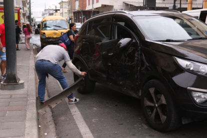 El accidente de tránsito se registró en las calles Cuenca y Rumichaca, en el centro de Guayaquil, la mañana de este jueves 23 de octubre.