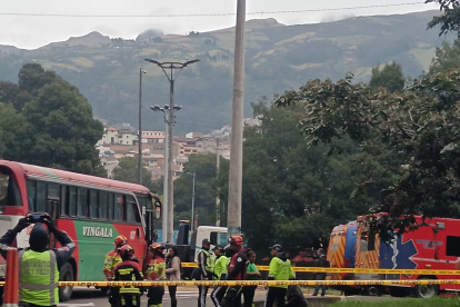 Personal de bomberos y agentes de tránsito acudieron al sector de El Trébol, donde un bus y una motocicleta chocaron. Los ocupantes de la moto perdieron la vida en el siniestro.