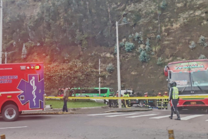 Un niño y un adulto fallecieron por un accidente de tránsito entre una moto y un bus, en el sector de El Trébol, centro de Quito.