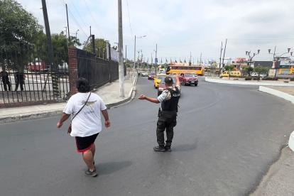 Los policías de tránsito ahora están a cargo de dirigir la movilidad en Durán, tras denuncias de corrupción en la Agencia de Tránsito del cantón.