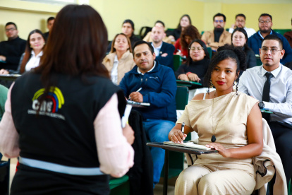 Un delegado del CNE capacita a los miembros de las juntas receptoras del voto, quienes deberán cumplir su función en la consulta popular y referéndum del 16 de noviembre