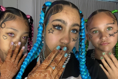 North West, junto a dos de sus amigas. La foto fue subida a su cuenta de TikTok con la intención de divertirse.