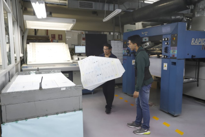 Autoridades del CNE y técnicos del Instituto Geográfico Militar verificaron el proceso de impresión de las papeletas electorales.