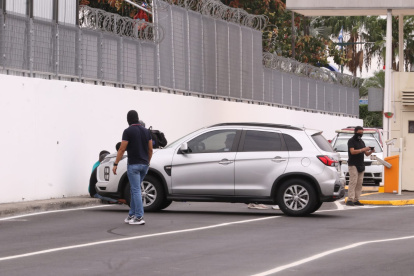 Miembros de la Policía Nacional inspeccionaron dos vehículos a la salida del aeropuerto de Guayaquil.