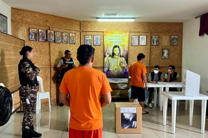 Personas privadas de libertad ejercen su derecho al voto bajo la supervisión del CNE