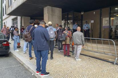 Colas frente a una de las oficinas de la Agencia para la Integración, Migraciones y Asilo (AIMA) en Lisboa este jueves, 23 de octubre de 2025.