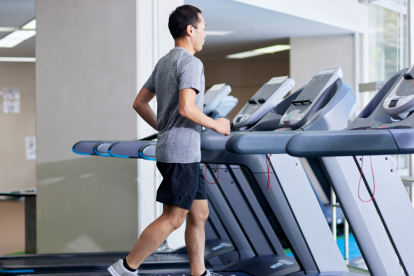 La práctica de caminar hacia atrás (o marcha retrógrada) es una técnica de bajo impacto recomendada para fisioterapia y entrenamiento cruzado, ya que activa grupos musculares poco usados.