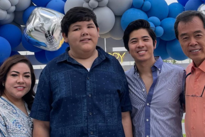 Ren Kai junto a su familia.