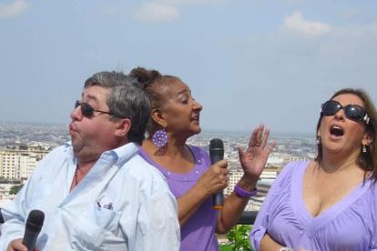 Mimo Cava con Azucena Mora y Prisca Bustamante.