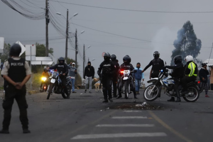 Desde la tarde del 22 de octubre, luego del cese del paro anunciado por la Conaie, policías y militares han intentado despejar todas las vías de Imbabura.