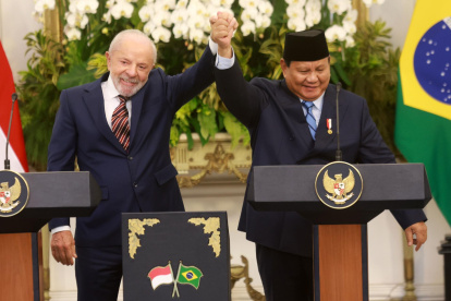 El presidente brasileño, Luiz Inácio Lula da Silva (izq.), y el presidente indonesio, Prabowo Subianto (der.), en el Palacio Presidencial en Yakarta, Indonesia, el 23 de octubre de 2025.
