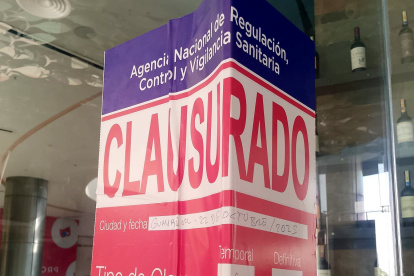 Sello de clausura en el restaurante.