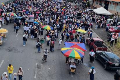 Indígenas de la provincia de Imbabura protagonizaron una marcha pacífica, mientras las actividades comienzan a reactivarse.