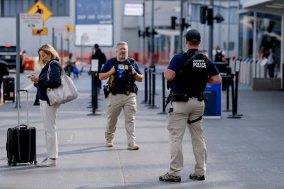 Agentes del Departamento de Seguridad Nacional de Estados Unidos brindan seguridad adicional visible en el Aeropuerto Internacional de Atlanta (EE.UU.).