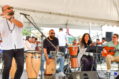 Participaron los españoles Óscar de Manuel (flauta), Lolo Plantón (percusión y guitarra) y la cantaora Rocío Segura.