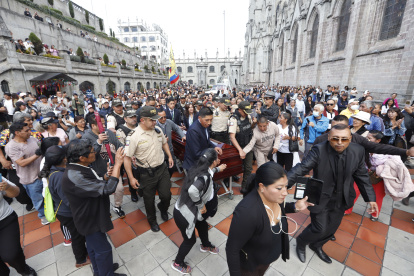 Miles de fanáticos, amigos y familiares despidieron a la cantante Paulina Tamayo, en una emotiva ceremonia en la capital