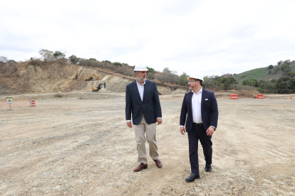 Gerentes de la empresa Duragas caminan en el terreno donde se edificará la nueva planta.