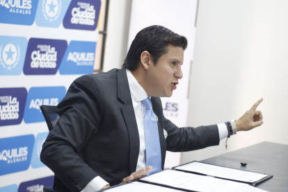 El funcionario mientras dialoga con EXPRESO.