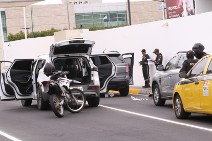 Los hombres se trasladaban en dos vehículos que fueron revisados por miembros de la Policía Nacional.