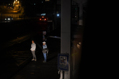 A las personas que esperan el bus en el sector de Chaupimolino solo los ilumina el faro de los vehículos que circulan por la vía.
