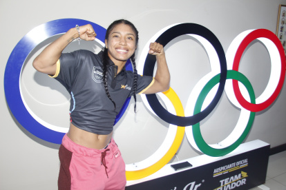 Lucía Yépez posa junto a los aros olímpicos previo a viajar a Venezuela el miércoles 22 de octubre.